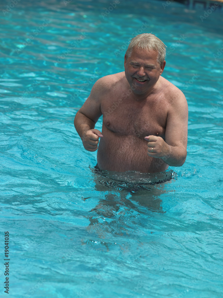 älterer Mann im Urlaub, Swimmingpool, Wassergymnastik