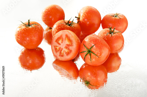 połowa pomidora w grupie, na białym tle, kropla, lustro