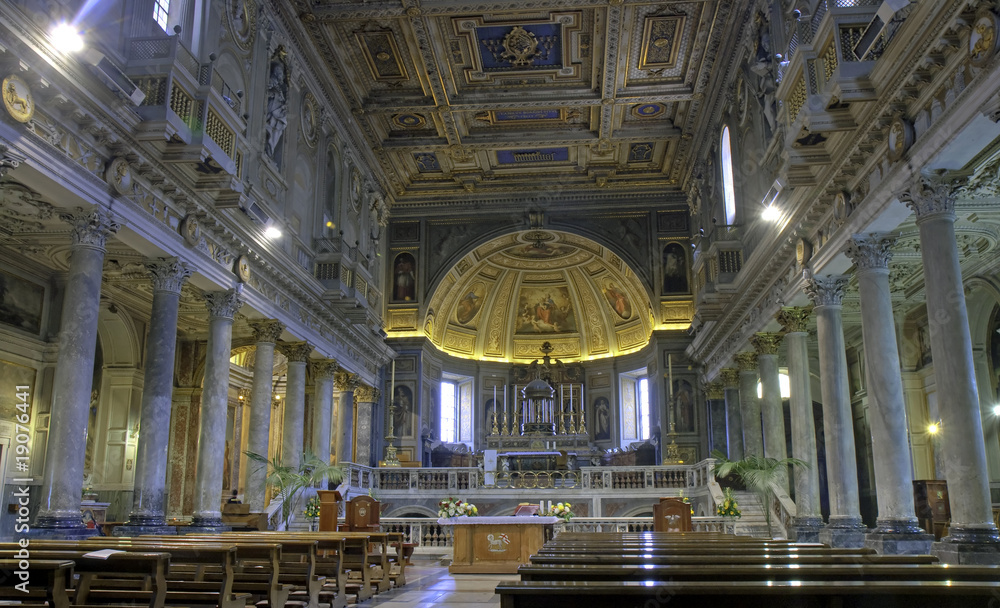 Obraz premium Nave of San Pietro in Vincoli, Rome