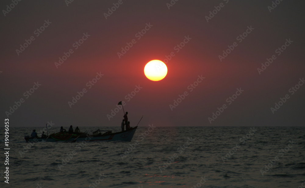 Fischerboot beim Sonnenuntergang