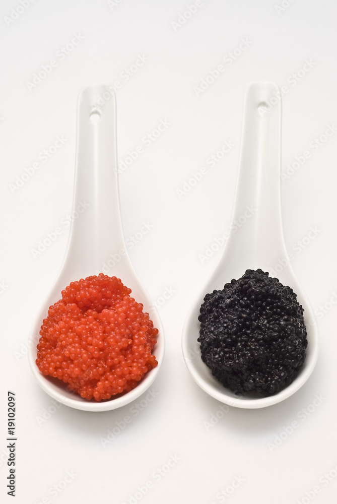 Cucharas con caviar rojo y negro. Cucharas con caviar rojo y negro.