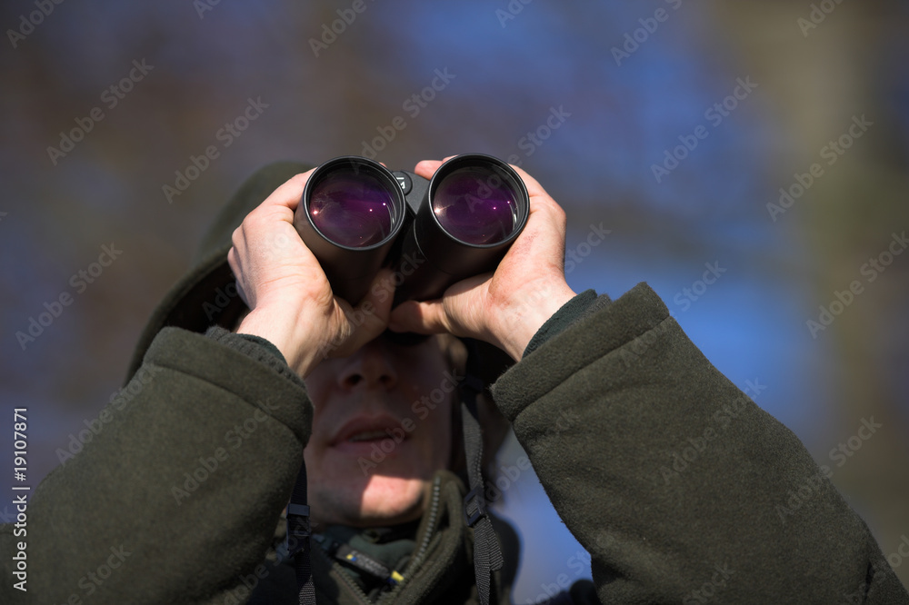 Jäger mit Fernglas Jäger mit Fernglas