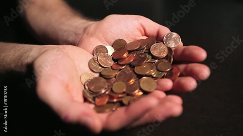 Argent tombant dans main d'homme