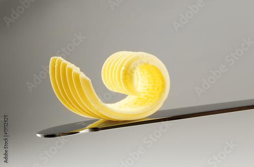 Cuadro en lienzo Butter curl on a knife