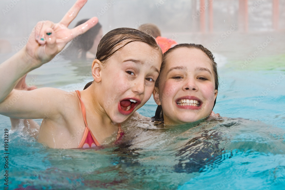 junge Mädchen schwimmen im Aussenbereich eines Thermalbades - obrazy, fototapety, plakaty 