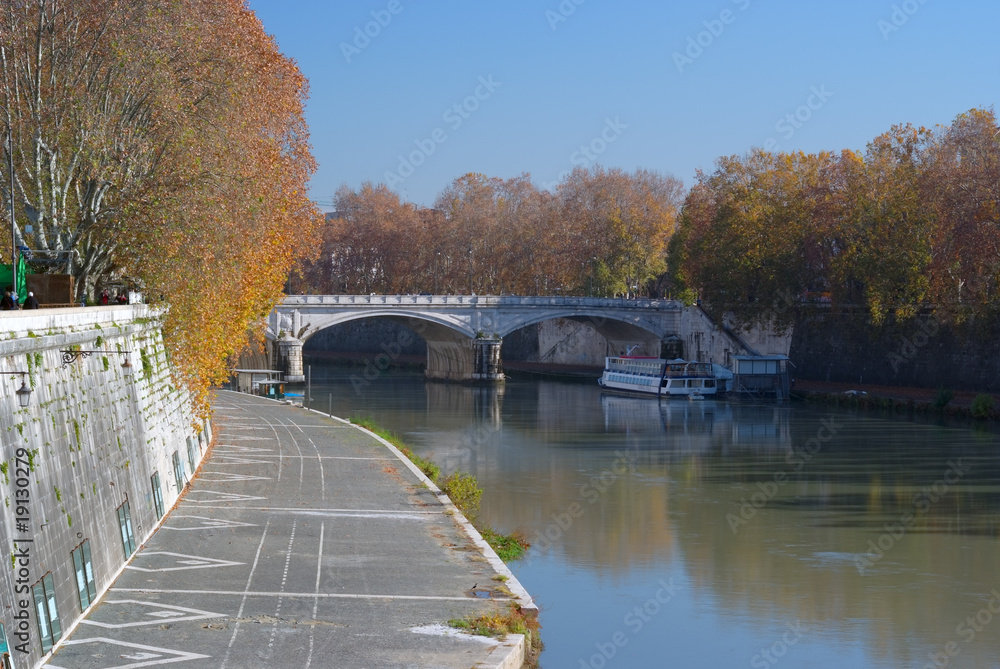 Roma, fiume Tevere, veduta del ponte Umberto I Roma, fiume Tevere, veduta del ponte Umberto I