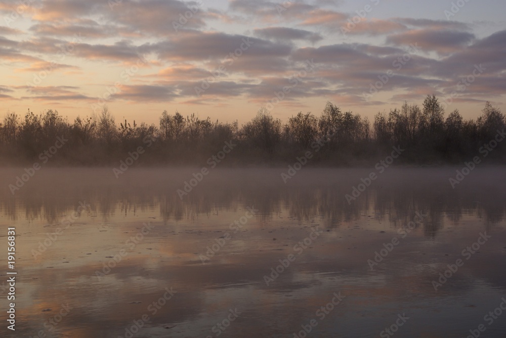 Fototapeta premium poranna mgła, rzeka bug
