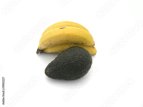 Schwarze Avokado mit Bananen