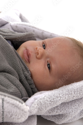 portrait de bébé les yeux ouverts photo