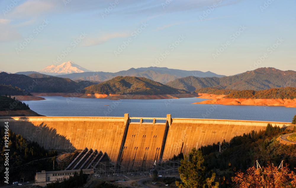 Naklejka premium Shasta Lake and Dam at Sunset