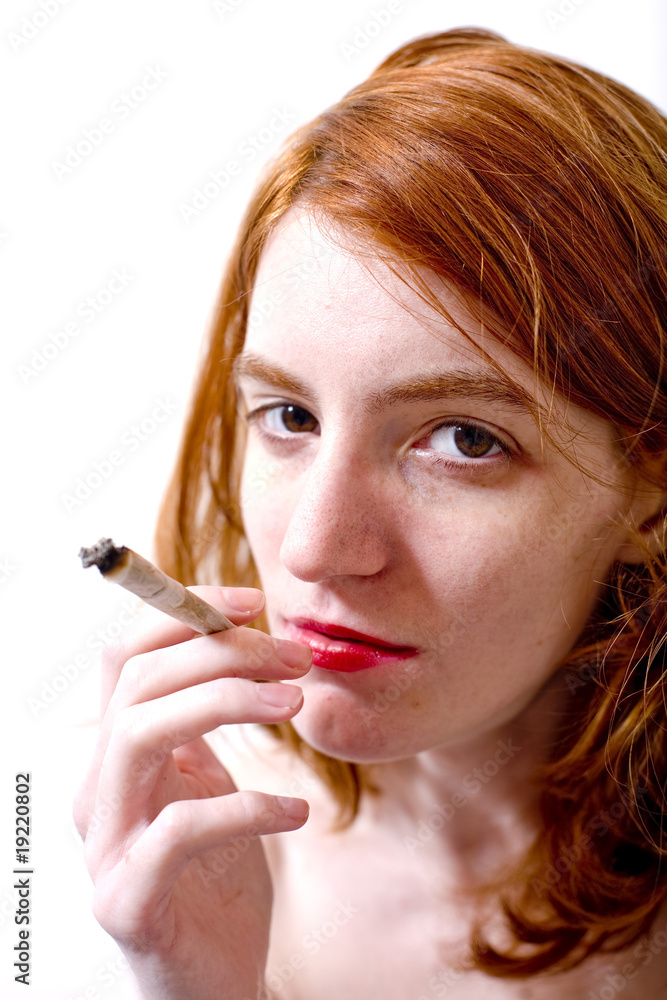 jeune femme junky fume un joint regard dans le vague Photos | Adobe Stock