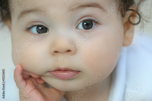 Portrait de bébé appuyé sur sa main