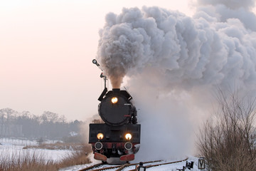 Fotobehang Trein Retro stoomtrein vertrekt in winterlandschap  © remik44992