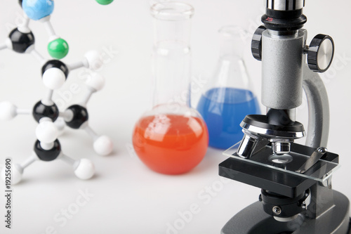 Microscope, flaska and molecular flasks