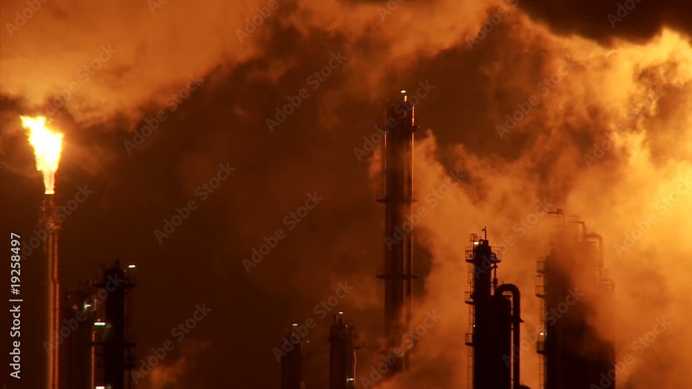 Fabrik bei Nacht, abfackeln