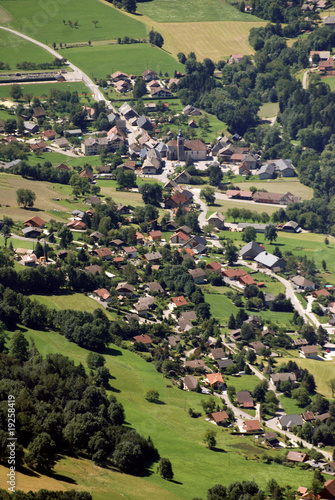Vue aérienne village des Alpes