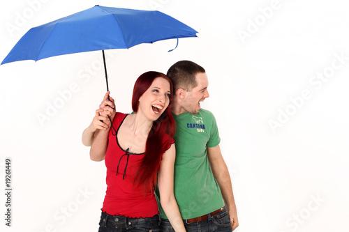 Pärchen mit blauem Schirm