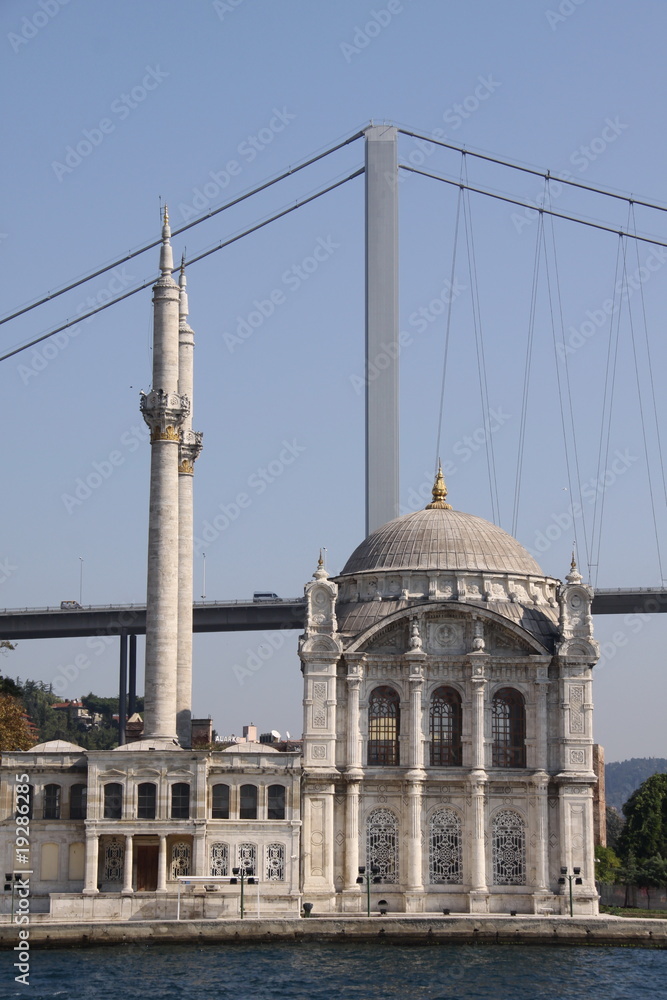 Fototapeta premium Moschee am Fuß der ersten Bosporusbrücke, Istanbul - Türkei
