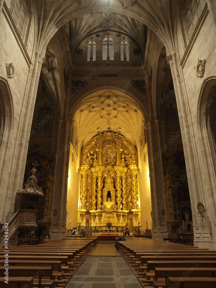 Interior de la iglesia de San Esteban en Salamanca