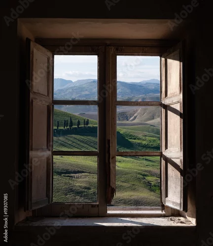 Fototapeta krajobraz przez okno