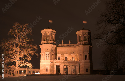 Lingner Schloss bei Nacht