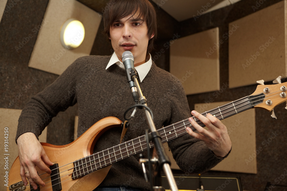 Obraz premium electro guitar player playing and singing. practice.