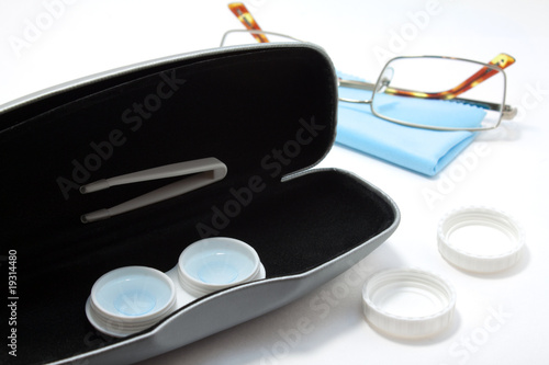 Contact lens vs eyeglasses