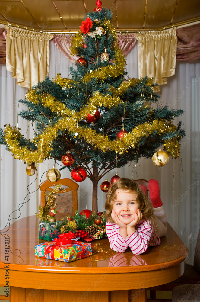 Kind unter dem Christbaum Kind unter dem Christbaum