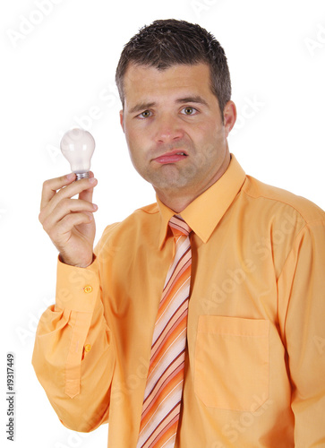 zerknirschter Mann mit Glühbirne photo