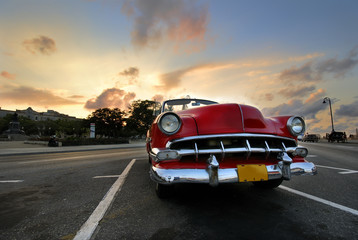 Plexiglas schilderij Cubaanse oldtimers Rode oldtimer bij zonsondergang Havana  © roxxyphotos