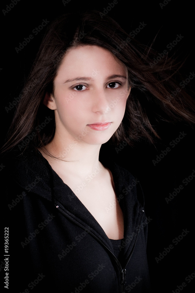 portrait d'une adolescente sur fond noir portrait d'une adolescente sur fond noir