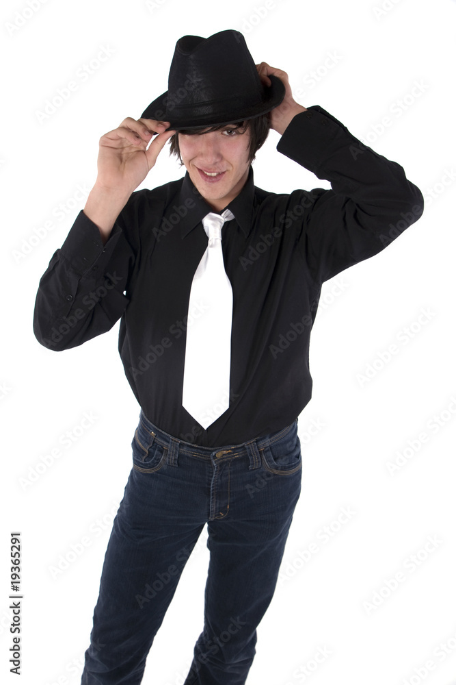 jeune homme avec un chapeau et une cravate blanche jeune homme avec un chapeau et une cravate blanche