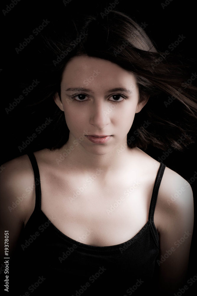 portrait d'une jeune femme brune portrait d'une jeune femme brune