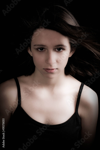 portrait d une jeune femme brune