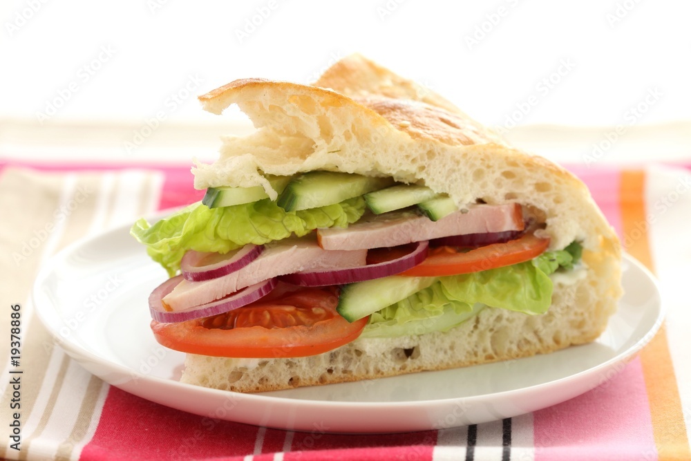 Fladenbrot Sandwich mit Schinken und Gemüse Fladenbrot Sandwich mit Schinken und Gemüse