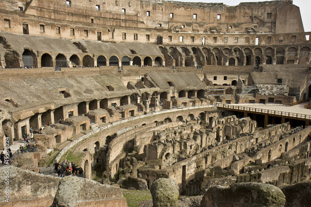 plan large de l'intérieur du Colisée à Rome