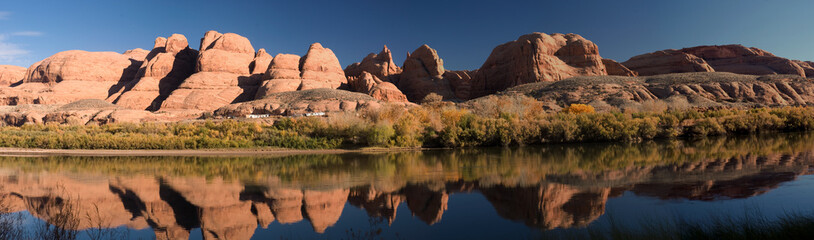 Fotobehang Natuurpark Reflecties in de Coloradorivier  © forcdan