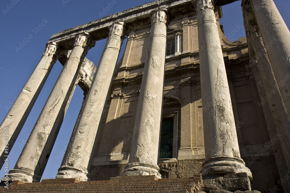 temple d'Antonin et Faustine à Rome temple d'Antonin et Faustine à Rome