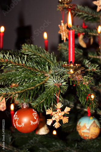 geschmückter weihnachtsbaum mit echten kerzen