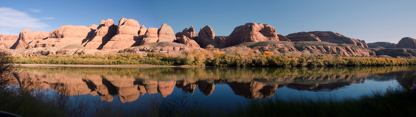 Fotobehang Natuurpark Spiegeling in de Coloradorivier  © forcdan