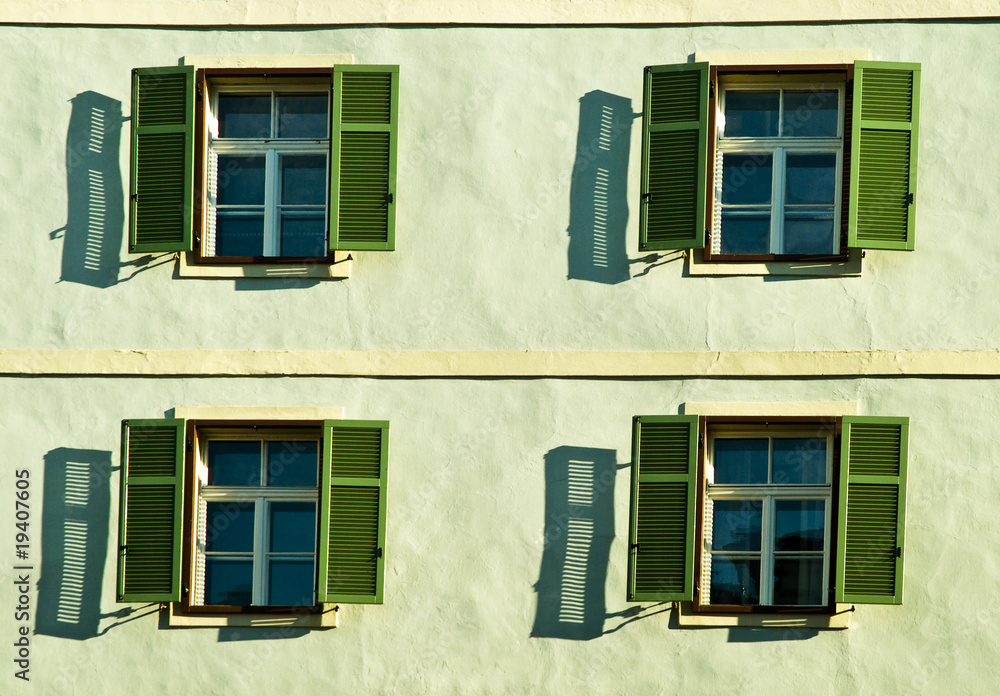 Vier Fenster