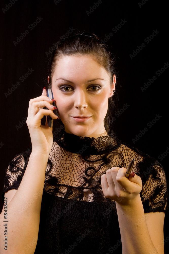 Obraz premium Frau ist entschlossen am telefonieren