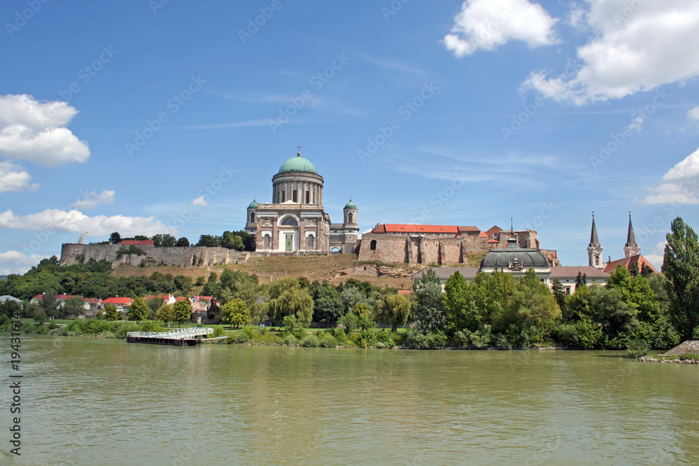 Esztergom (Ungarn) Basilika und Burganlage vom Schiff aus