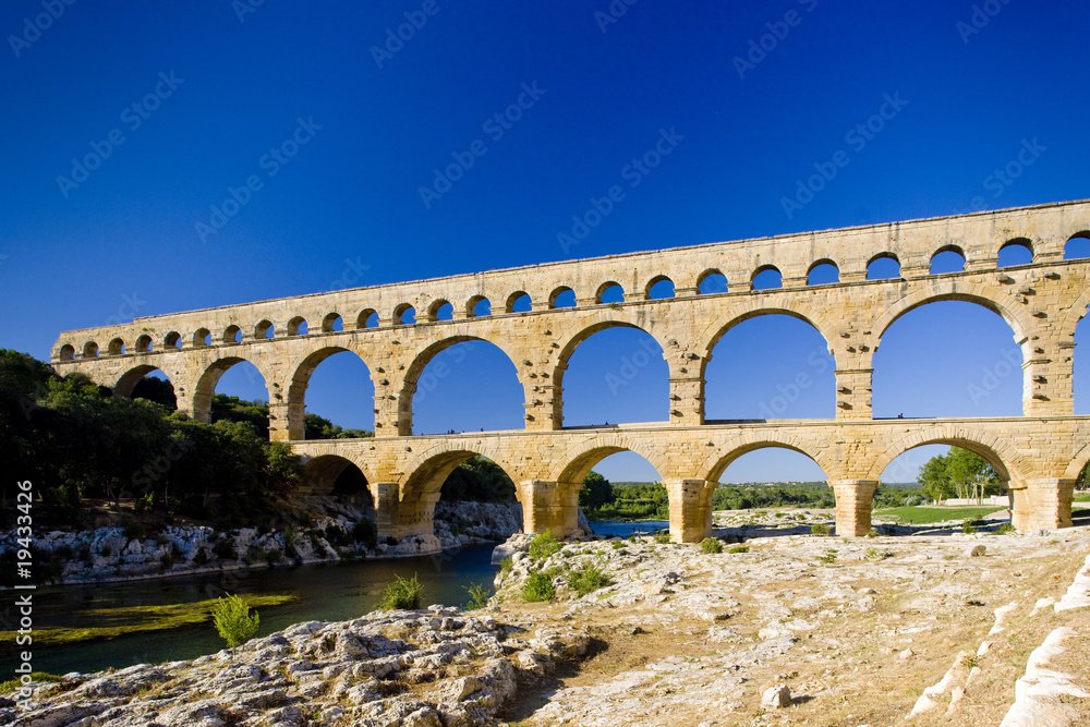 Roman aqueduct, Pont du Gard, Languedoc-Roussillon, France