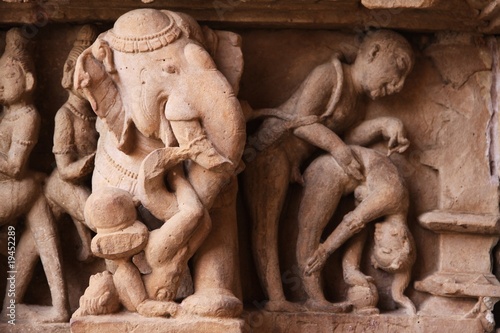 bas reliefs érotiques avec éléphant khajuraho photo