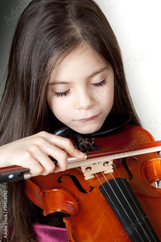 bambina che suona il violino primo piano photo