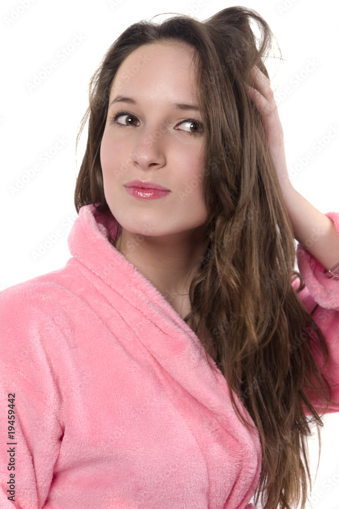 belle femme brune qui se sèche les cheveux belle femme brune qui se sèche les cheveux