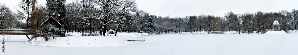 Winterpanorama vom See im Rothehornpark in Magdeburg