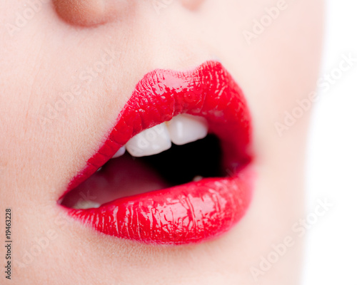 Offener Mund mit roten Lippen