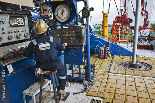 фотографія Driller working on a land drilling rig in Asia